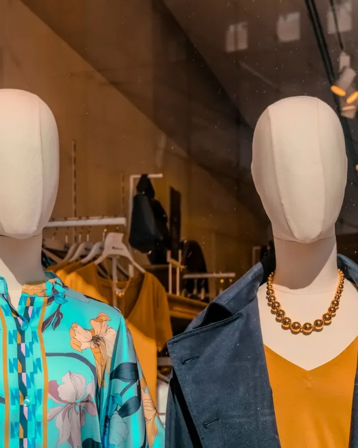 Người đứng bán và tư vấn tại shop