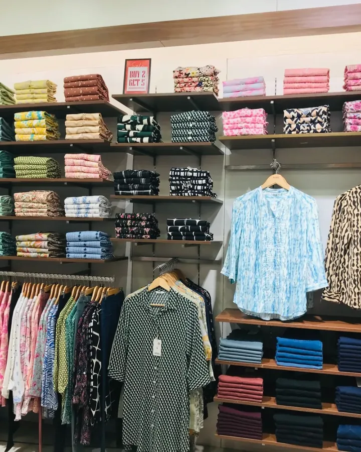 Người đứng bán và tư vấn tại shop