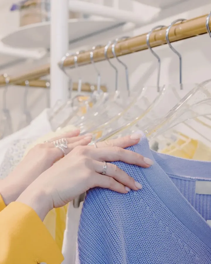 Người đứng bán và tư vấn tại shop